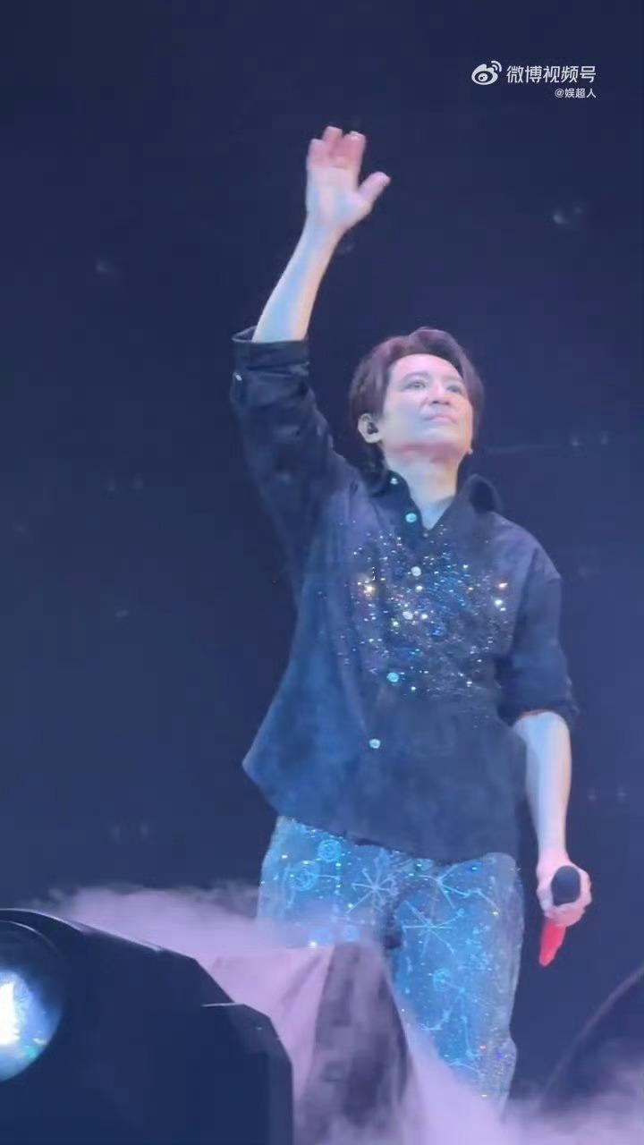 叶世荣2025巡演成都收官 叶世荣的巡演，是摇滚诗篇的逐章铺展，每一场都写满期待