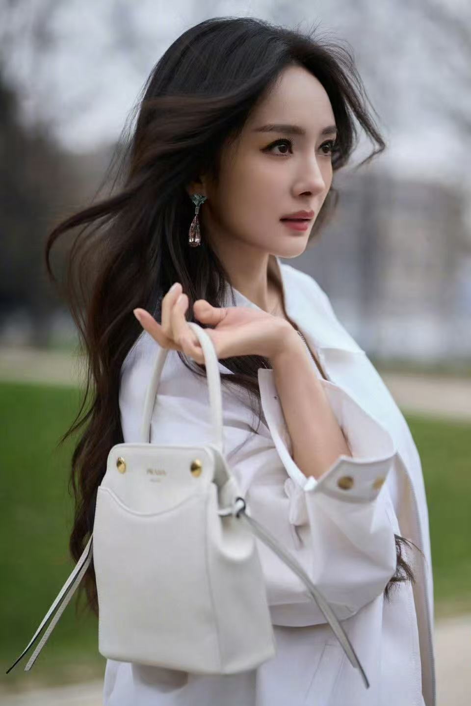 杨幂prada全球首穿杨幂prada超季未发布款杨幂Prada首次看秀就上身超季