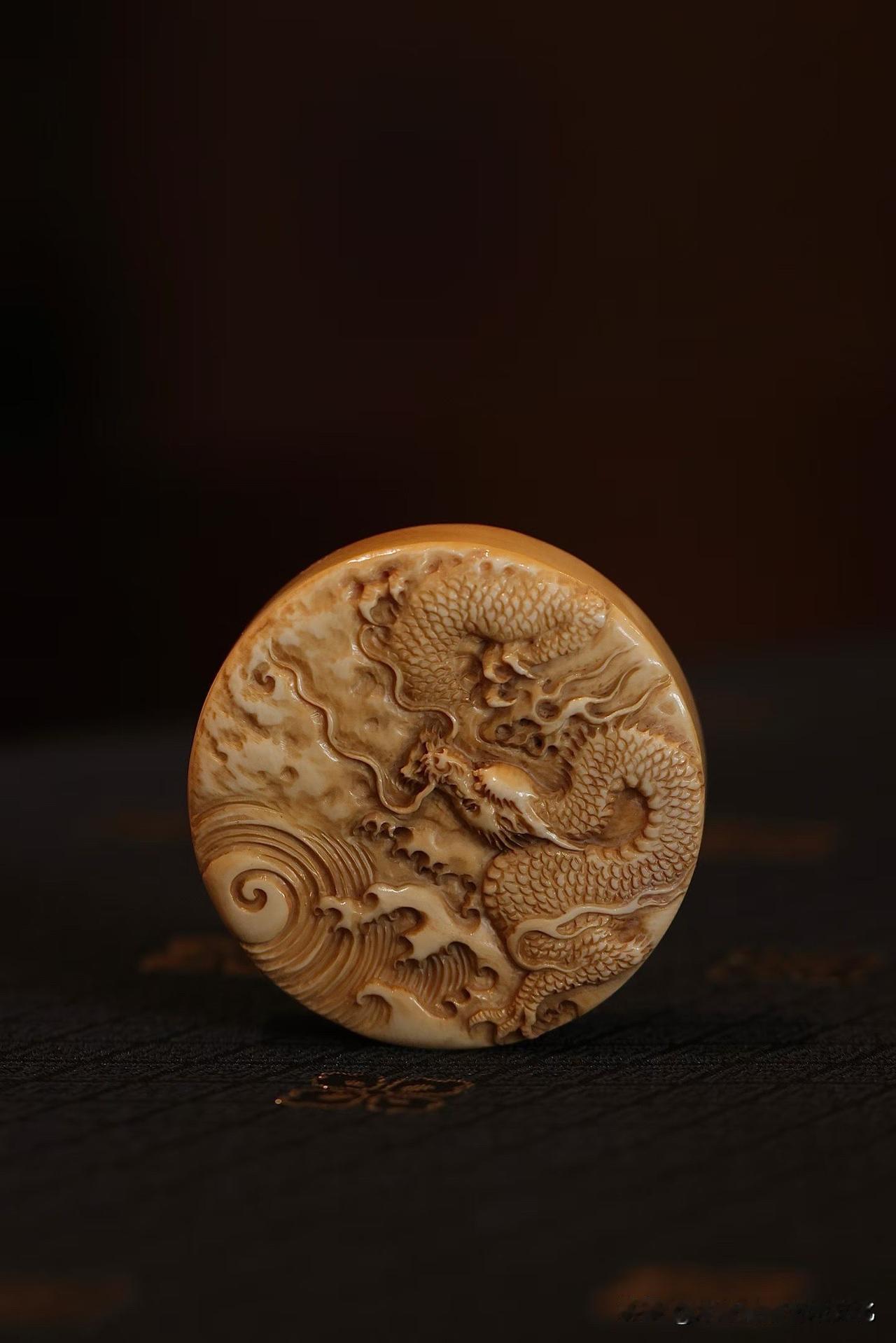 鹿角雕龙牌｜方寸之间，尽展龙腾气韵🐉

温润凝滑的鹿角质地，自带岁月沉淀的雅致