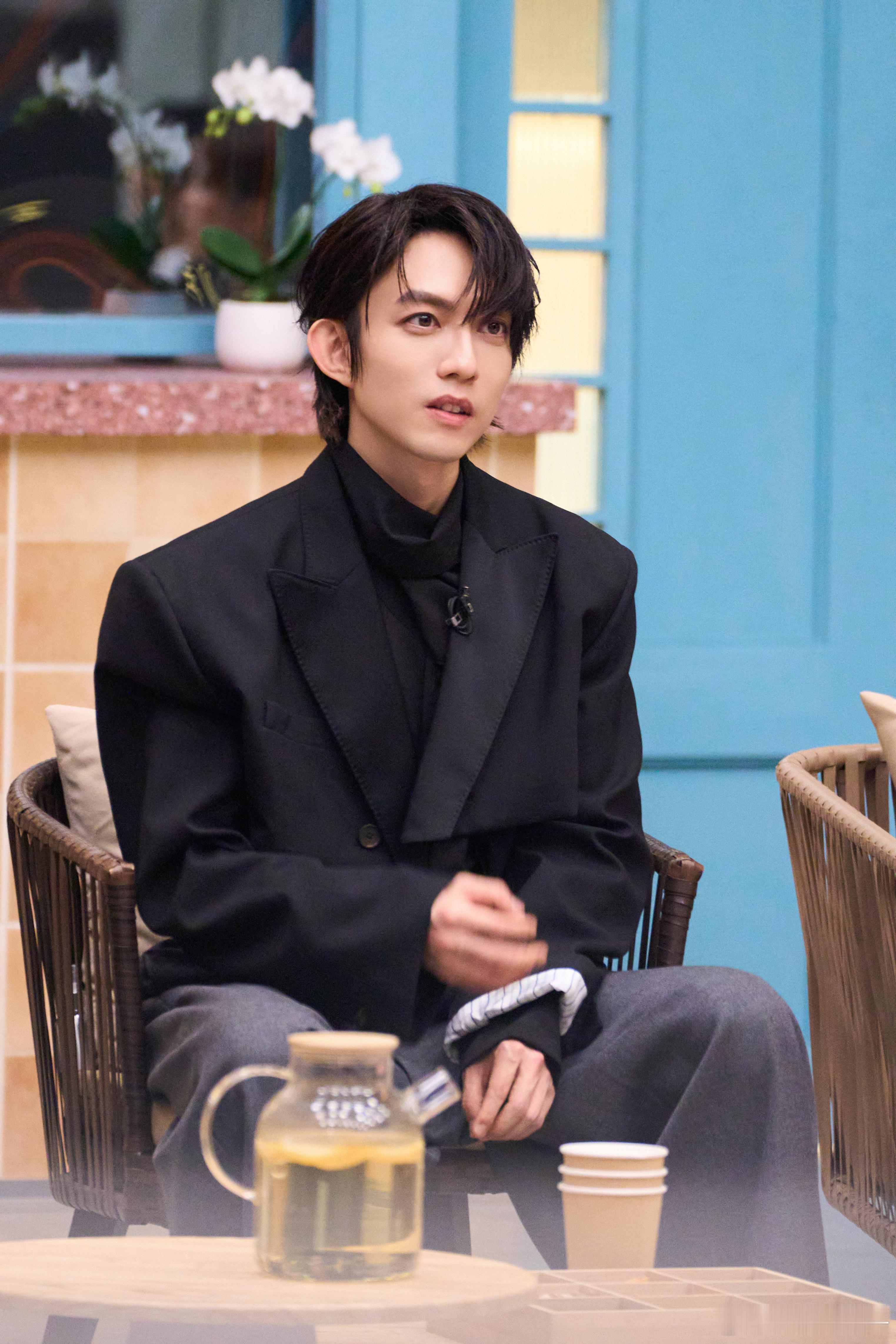  看到台下观众自然接唱的样子，瞬间泪目！这些歌陪伴了我们多少深夜时光啊    林