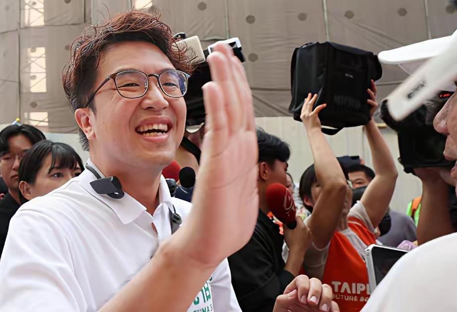 沈伯洋啥来头？民进党里的“深绿尖嗓门”、“台独”老油条。搞个“黑熊学院”天天吓民