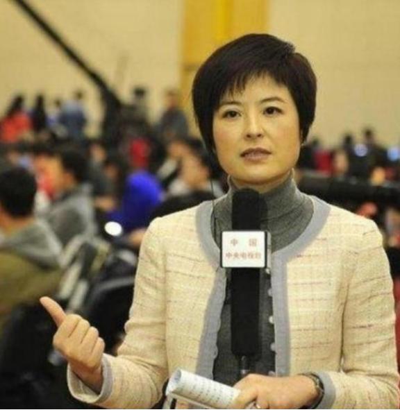 42岁的央视主持人张泉灵辞去工作后，趁着60岁的丈夫不注意，带着存款147万，前