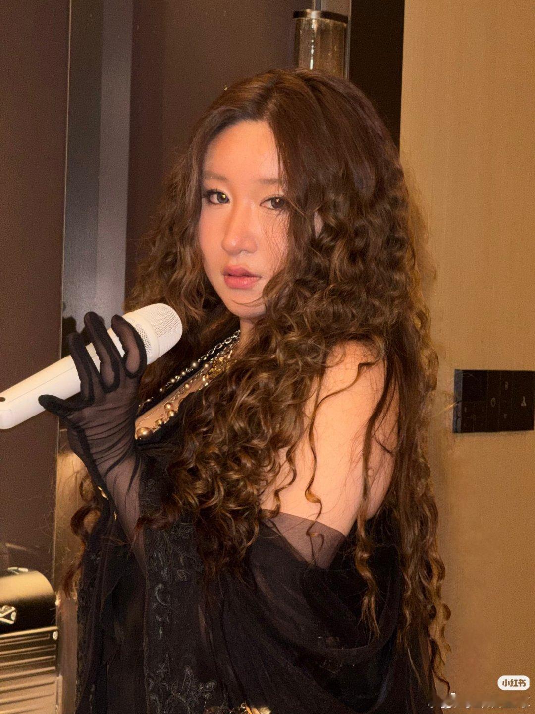 摒弃杂念专心演唱，锤娜丽莎用行动诠释敬业，坐等舞台惊艳全场锤娜丽莎上歌手前把手机