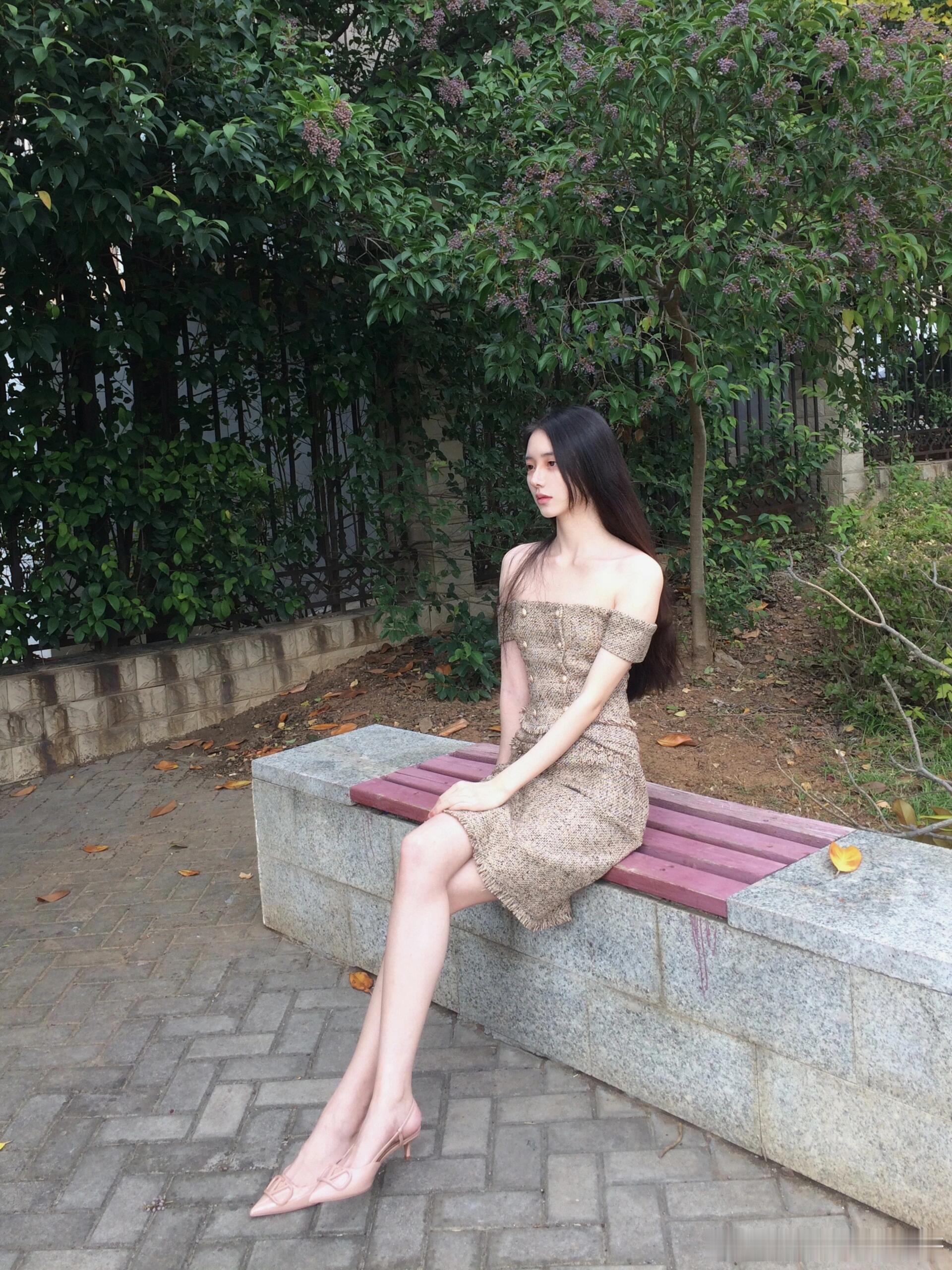 身材纤细，皮肤白皙，不穿丝袜也很美呀～ 