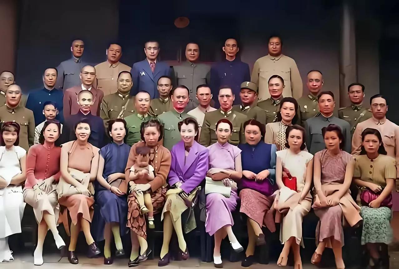 刚刚刷到这张照片，1942年，重庆的官太太和她们的军官丈夫，留言一片赞扬之声，什