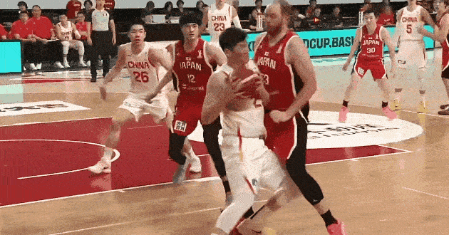 这哨也太离谱了！胡金秋抢篮板被假摔碰瓷，直接吹违体？
 
看这GIF！胡金秋稳稳