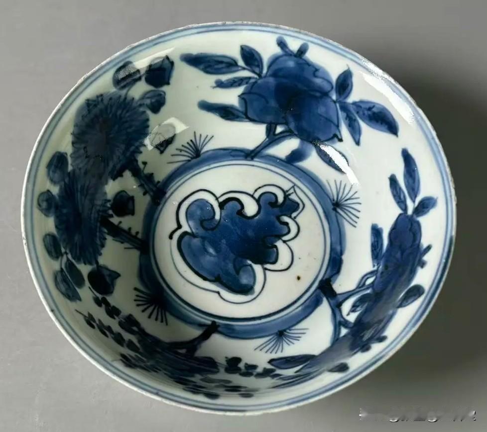青花双圈无字款。目前，主流观点认为其时间上限为明崇祯，下限为清康熙时期。然而，宣