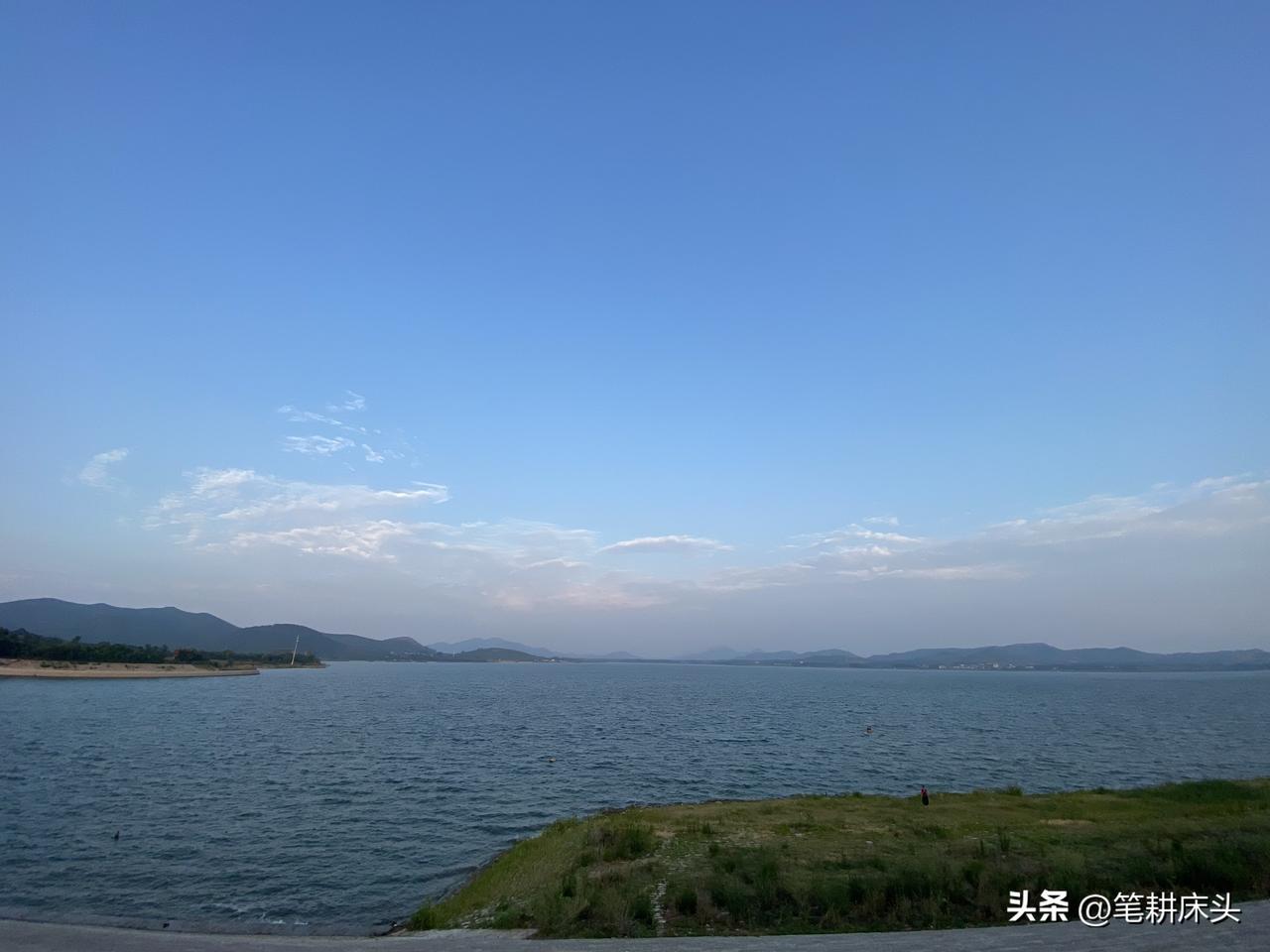 夏日生活打卡季打卡尼山水库，蓝天白云碧波荡漾，景美，心情更美！