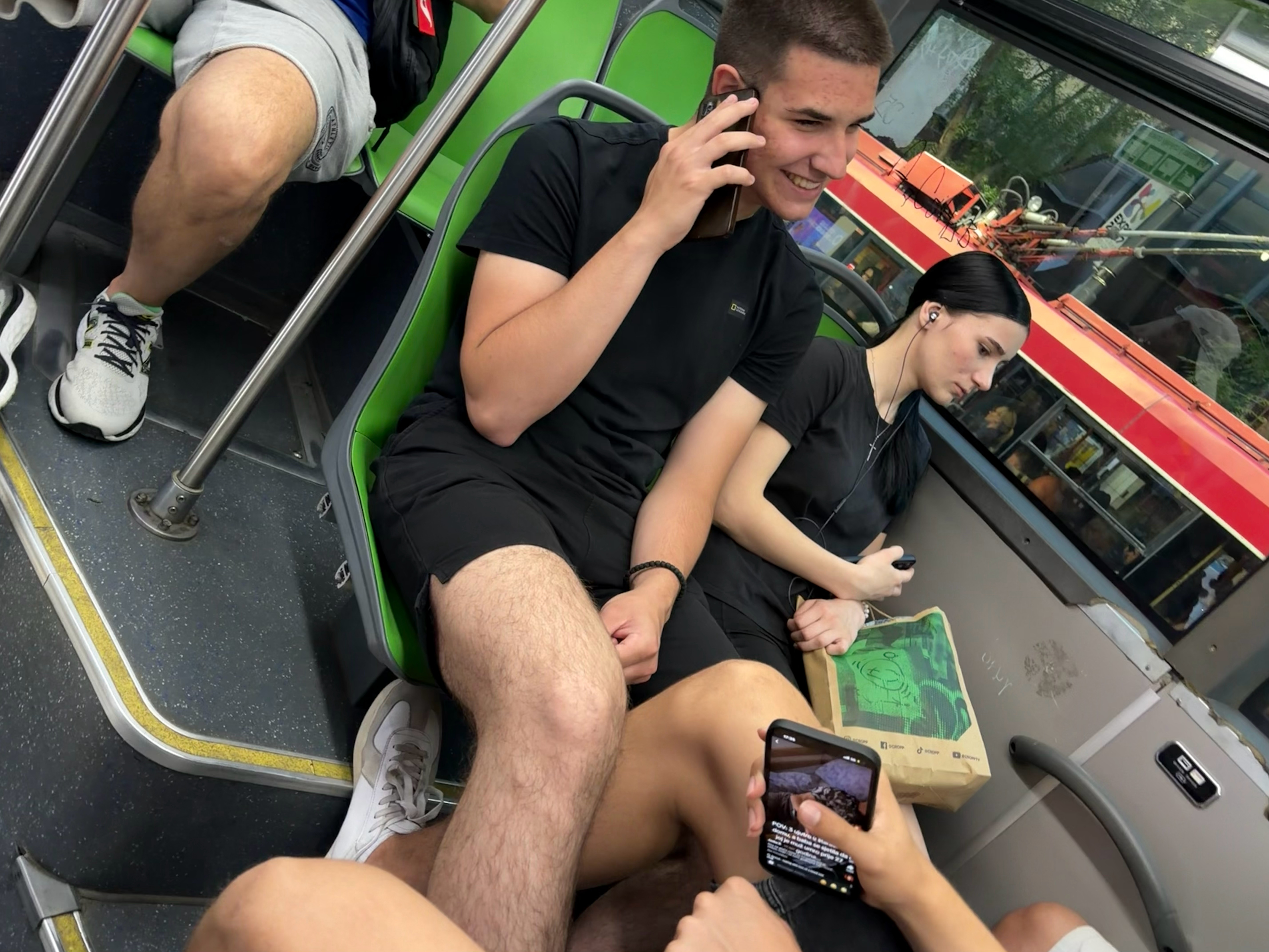 塞尔维亚的公交后排是对着坐的，这两男大就这么毫无违和地腿交叉着坐