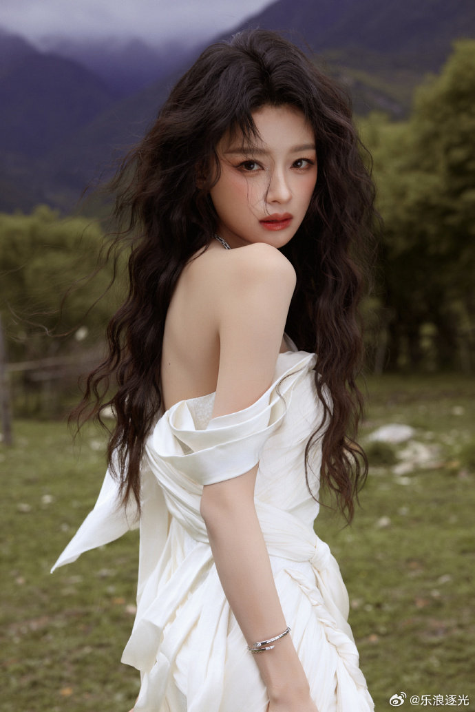 孙怡把飘带穿出时尚孙怡VOGUE首套高定孙怡 VOGUE 首套高定造型太绝了！层