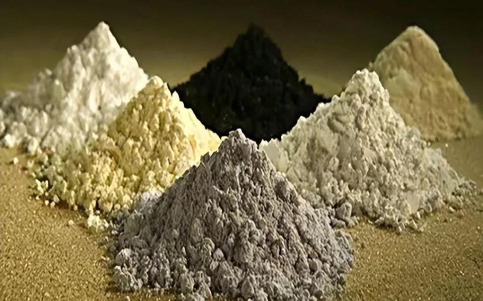 必须保持清醒的头脑，稀土提炼压根儿不算什么高科技，稀土矿也根本不是中国一家独有。