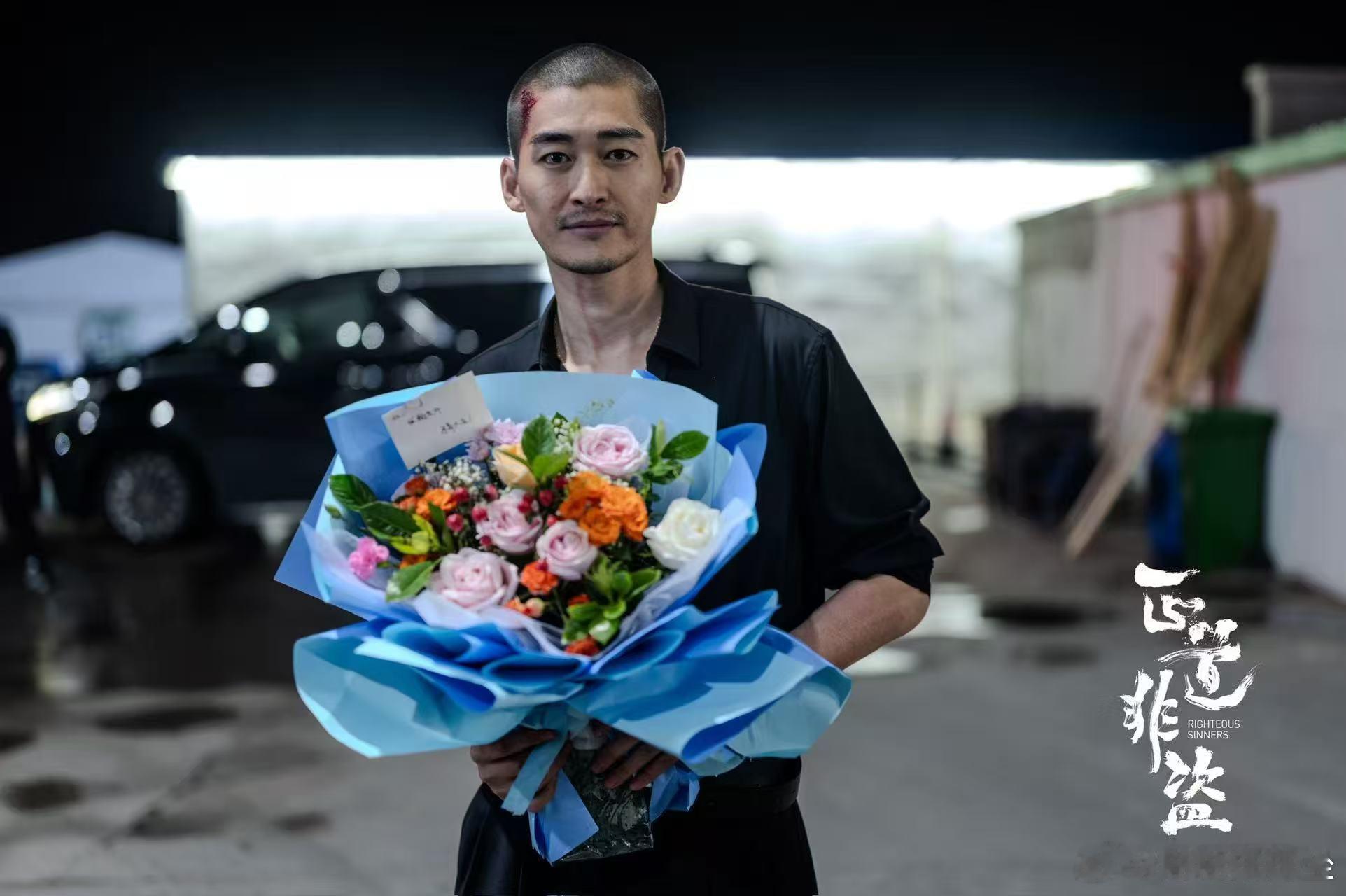 张翰终于演对角色了 张翰在《正道非盗》中的新造型令人惊喜不已。寸头搭配素衣，展现