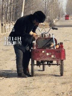 这波必须为临沂这位老爷爷疯狂打call！92岁蹬三轮扔蜂窝煤，路人差点误会是乱扔