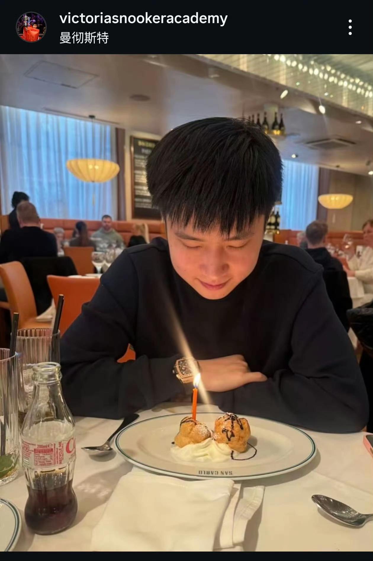 4月3日是赵心童的生日，小赵在曼彻斯特打巡回锦标赛，忙里偷闲给自己过了一个生日。