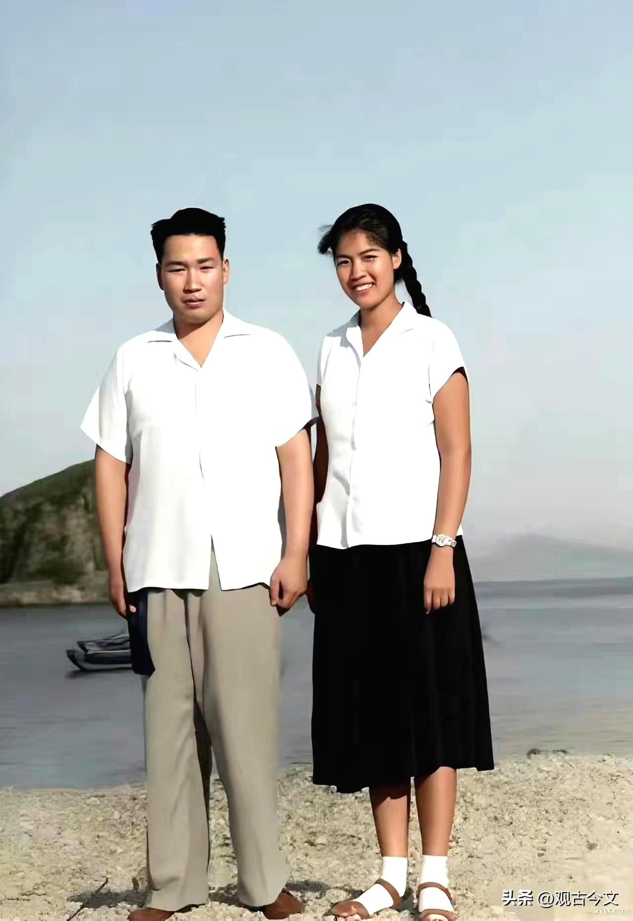 历史时光
珍贵老照片，拍摄于上世纪大连海边。画面中，毛岸青与邵华并肩而立，笑容甜