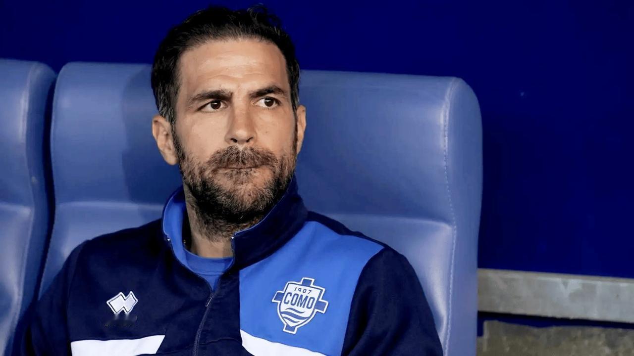 科莫主帅法布雷加斯在赛前发布会前，被问及可能执教切尔西的传闻。
他表示：所有传闻