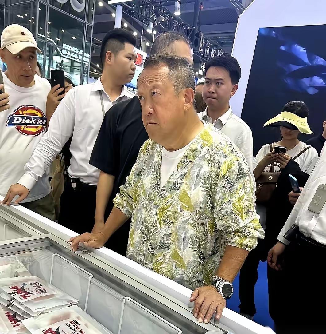 也许是曾志伟长相特别，才能在香港演艺圈混得那么好，他是那种让人过目不忘的外形。