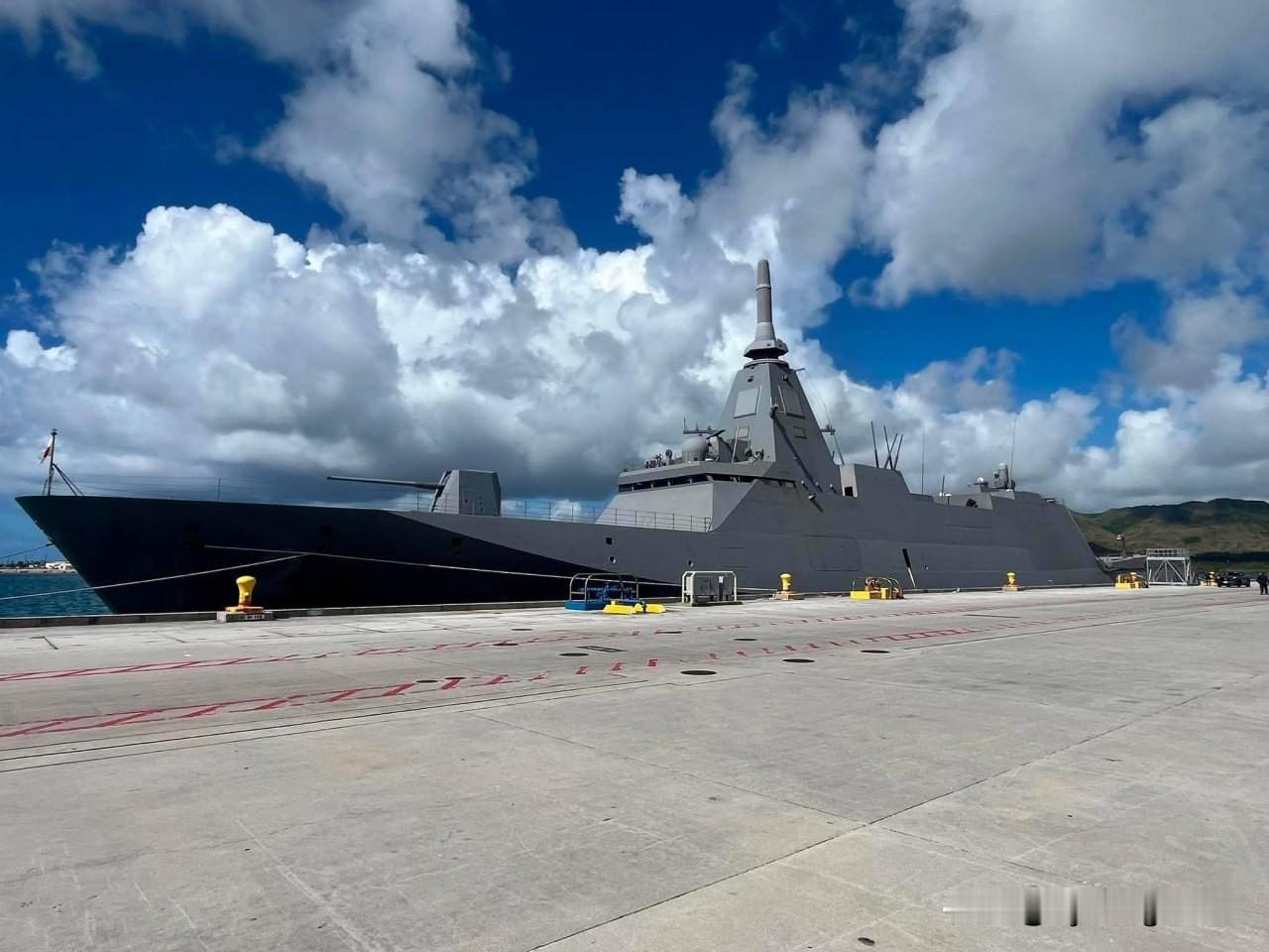 🇯🇵 日本海上自卫队“熊野”号护卫舰（FFM-2）停靠在关岛美海军港口。20
