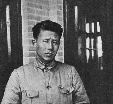 1941年，谢育才夫妇被捕，在狱中生下一个儿子。为逃出去，夫妻二人将儿子遗弃，越