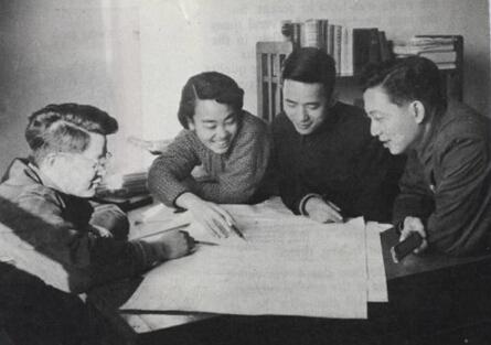 1955年，化学博士闵恩泽夫妇走进美国使馆，准备办理回国手续。工作人员接过他们的