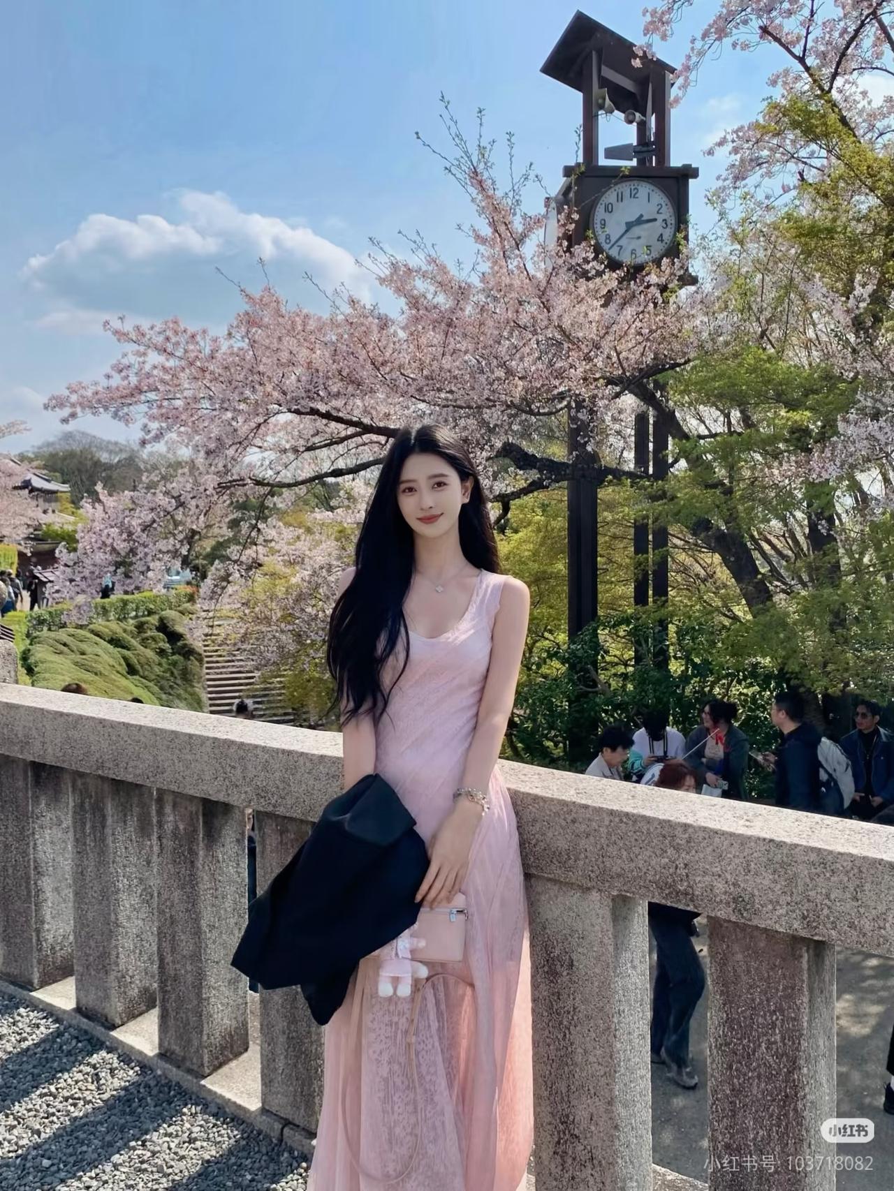 樱花树下，少女轻倚栏杆，春意盎然。