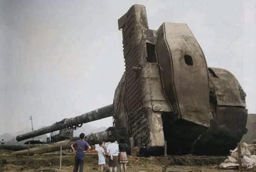 1970年，人们正在查看从日本战列舰Japanese battleship Mu