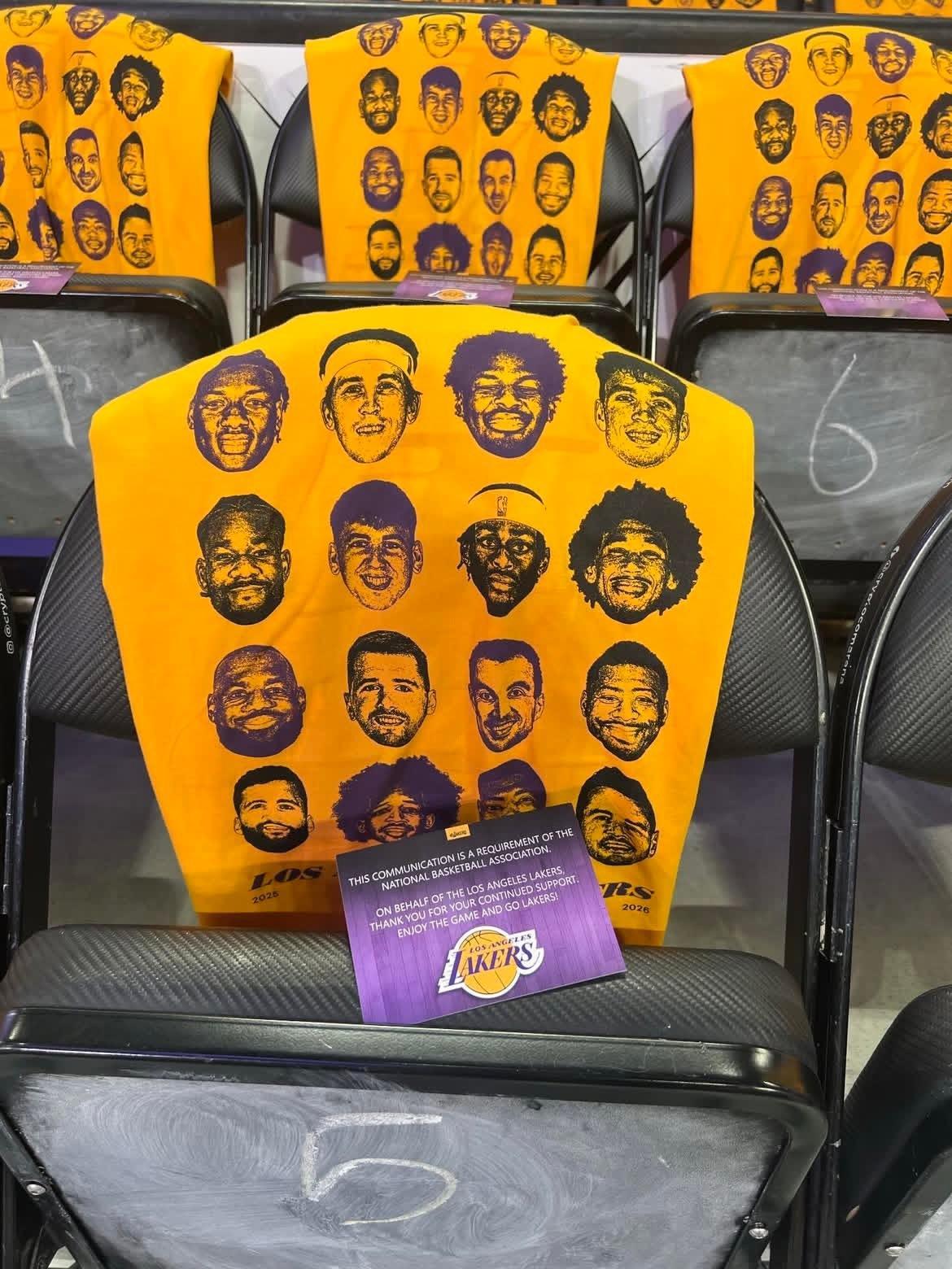 今日湖人主场为现场每个球迷都准备了一件T桖。火箭vs湖人洛杉矶湖人