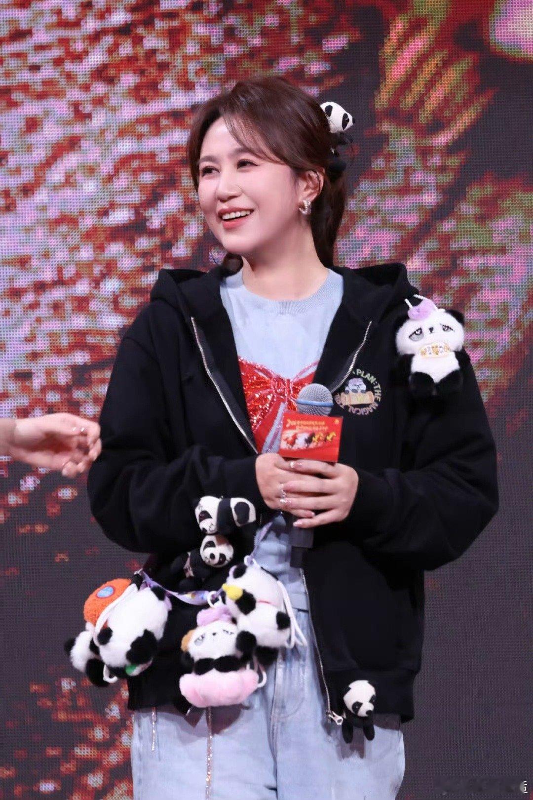 不愧是马丽送祝福都这么有梗 看完马丽的祝福视频，我已经分不清哪个是族长哪个是Ma