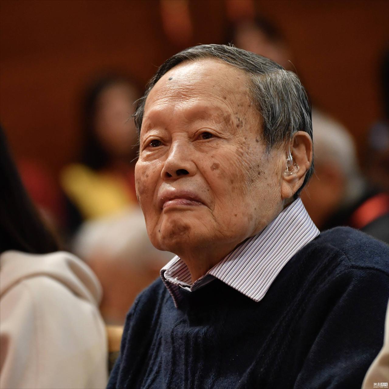 物理学家，杨振宁，七一年回国访问，救了邓稼先一命，邓稼先的夫人许鹿希回忆说，当时