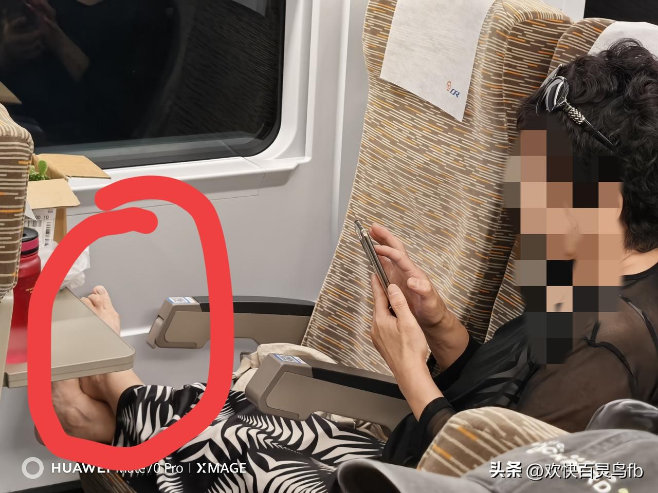 对这种不文明行为，公交车不管，地铁不管，高铁也不管！
在北京北至大同南的高铁上，