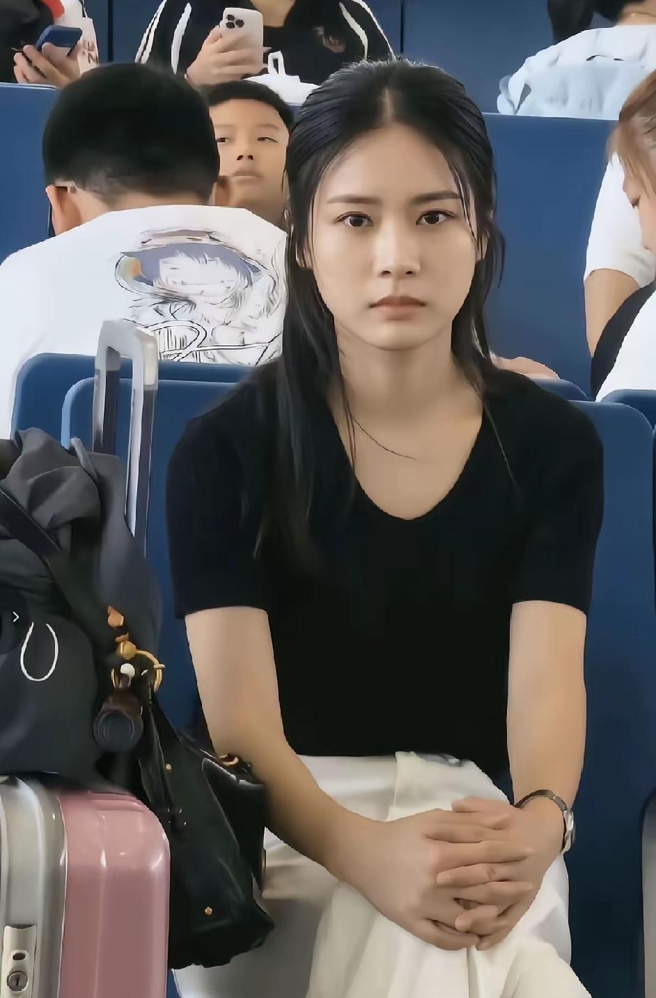 全网都在找的女生，大家看看美不美？
据说，是一个网友在车站看到的，没有任何佩戴，