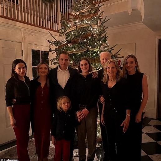 【拜登圣诞全家福引热议，本人被妻子遮挡难辨认】美国前总统拜登于平安夜在社交平台 