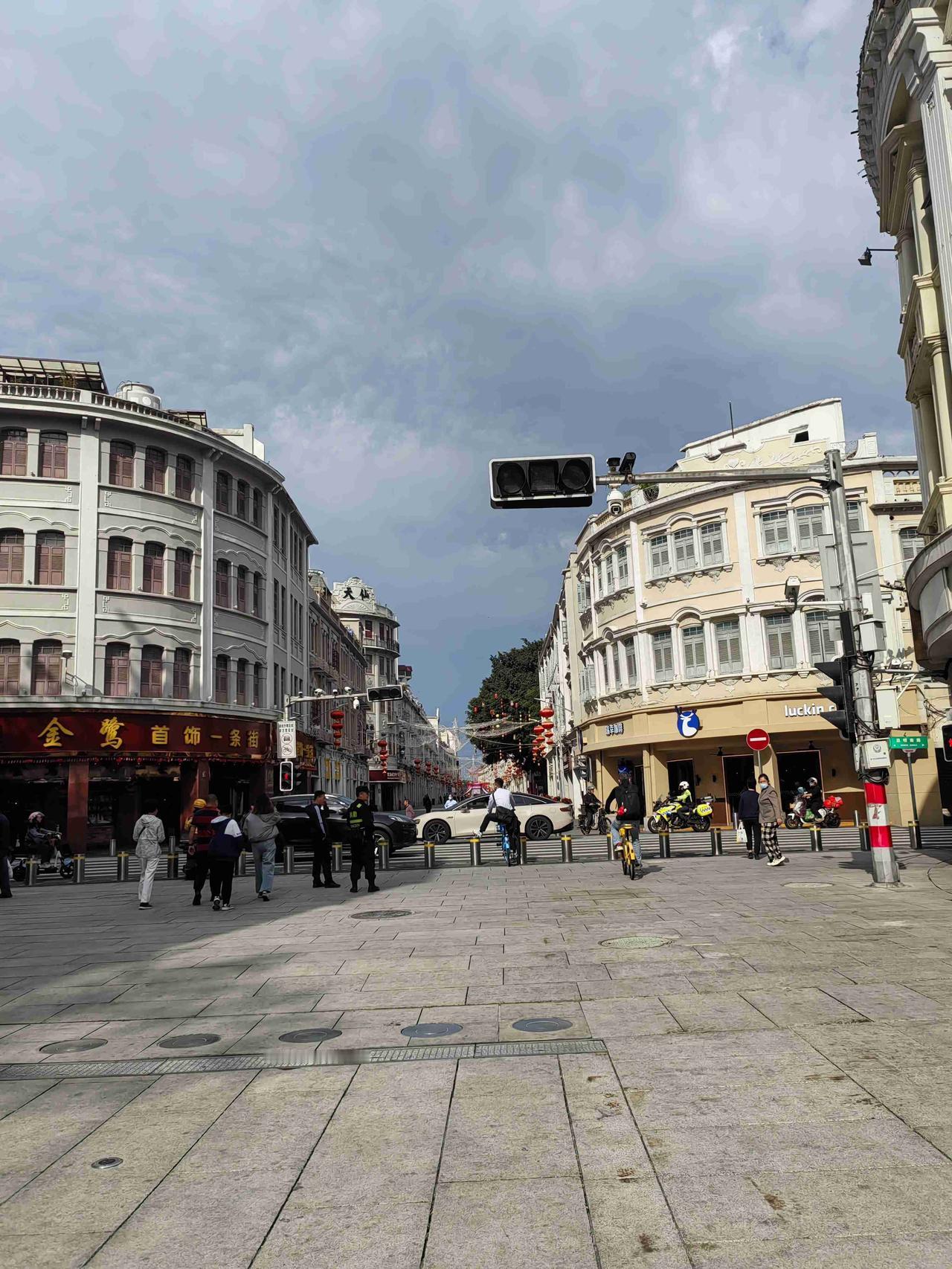 一点都不客气，夏天直接到位。
 
这天气，是真的一点都不客气，29℃的大晴天，湿