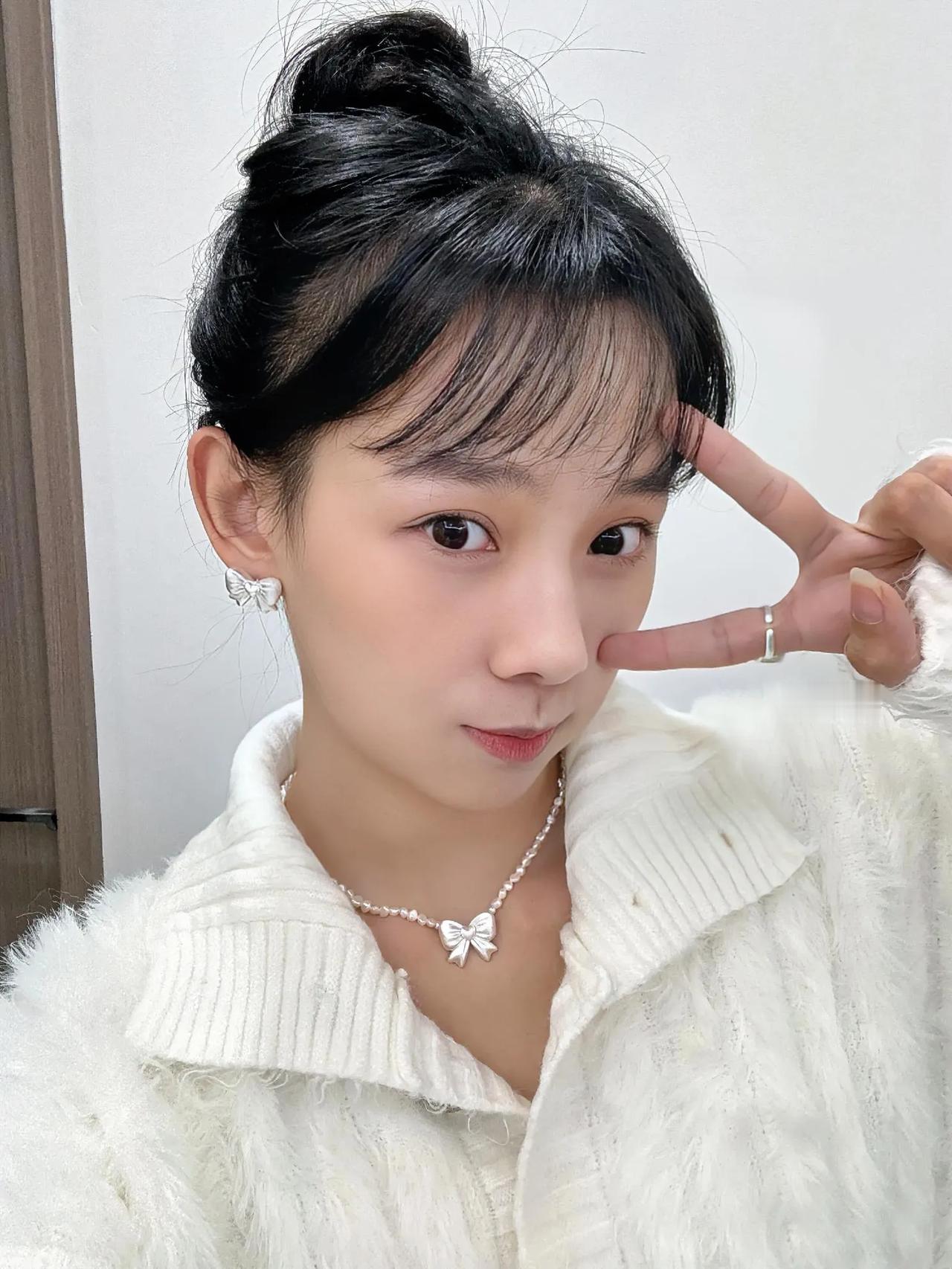 1.微博之夜明星官宣微博铁粉互动量破万速度，男肖战1秒，女迪丽热巴15秒，双顶流