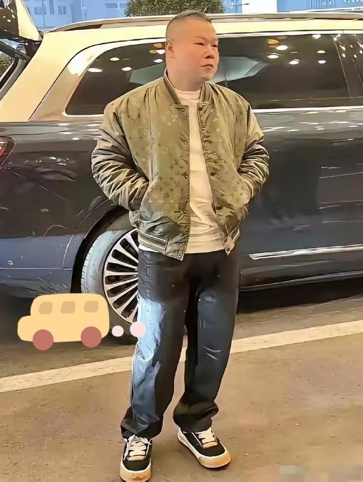 年入过亿，衣着奢华。
​岳云鹏没在低调！
​穿着 LV 夹克，价格三万多；脚上的