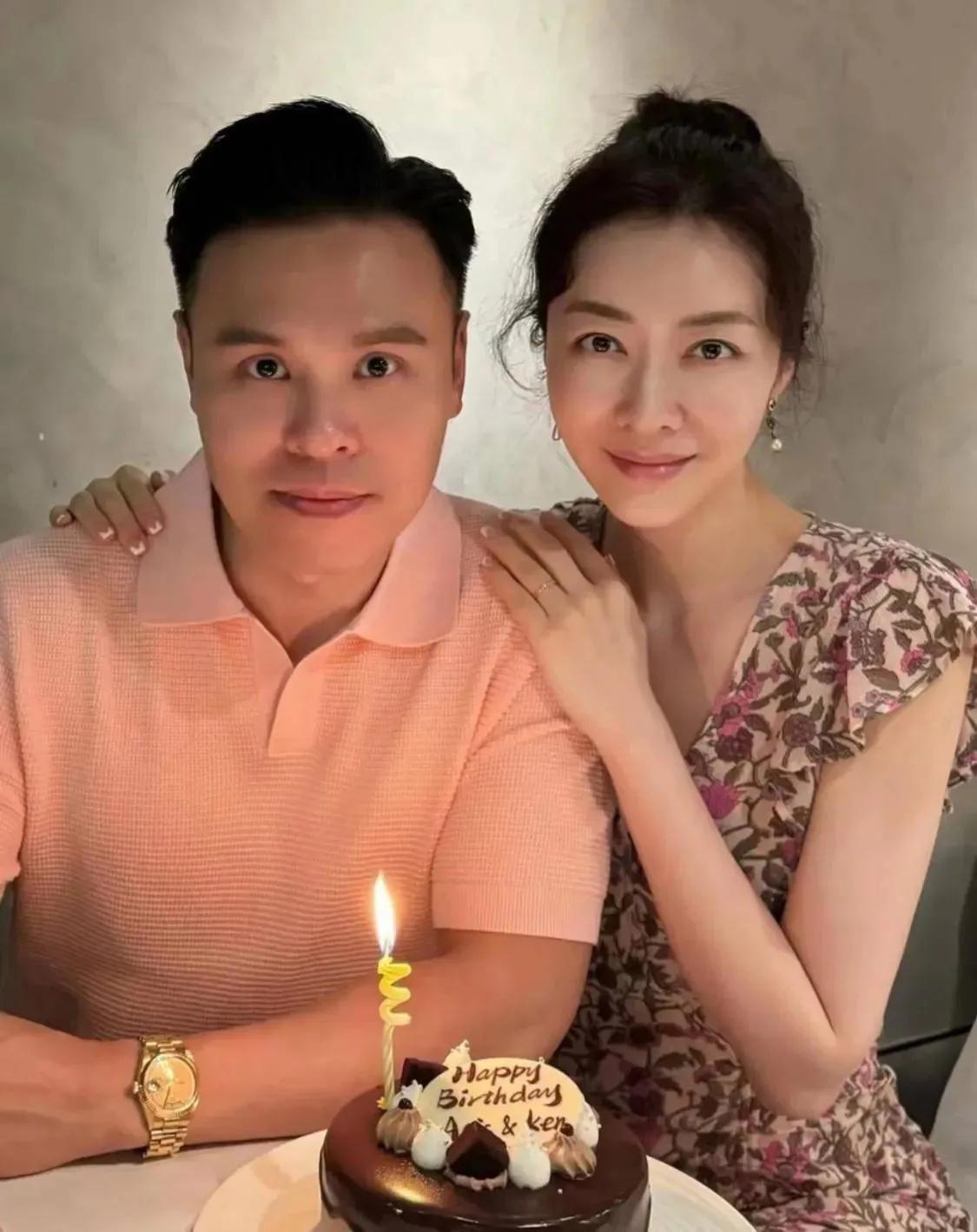 熊黛林43岁依旧温婉如初，高调为老公庆生，恩爱满满。身穿碎花裙优雅而温柔，女神范