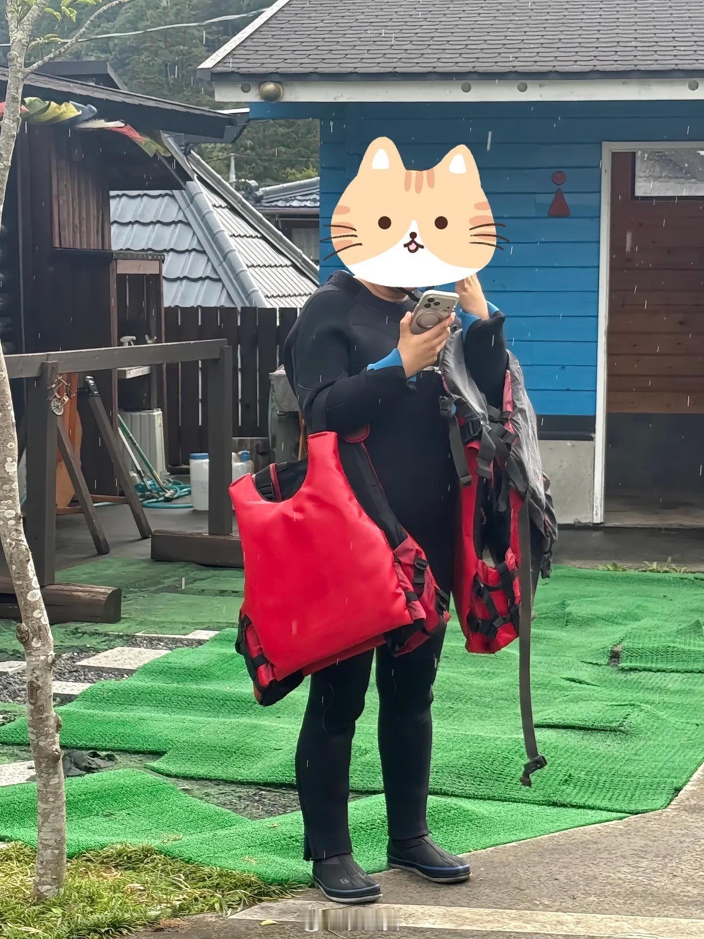 我和我发小一起出去旅行，全程看着她带着俩娃，忙完一个忙另一个领导电话来了，怕孩子