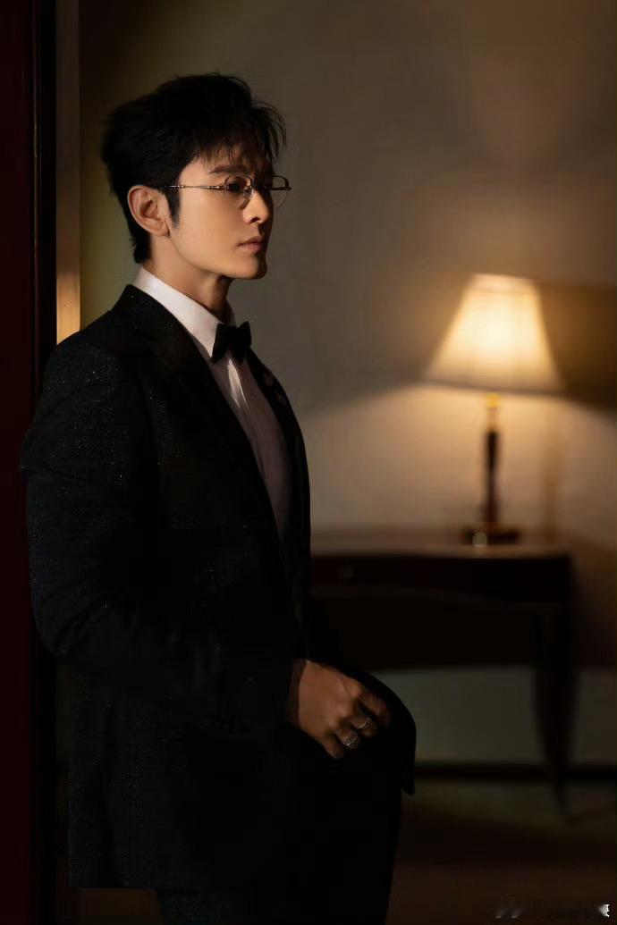 黄晓明好一个饭撒黄晓明导演之夜饭撒教科书！海边比心+慢动作挥手，这波宠粉操作甜度