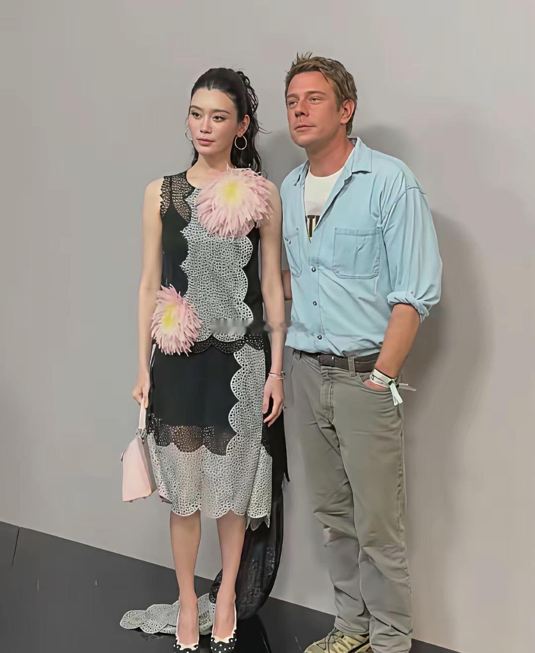 大品牌的老板也是看人下菜！你看看奚梦瑶跟品牌老板合影，老板就是恭恭敬敬的，反观孟