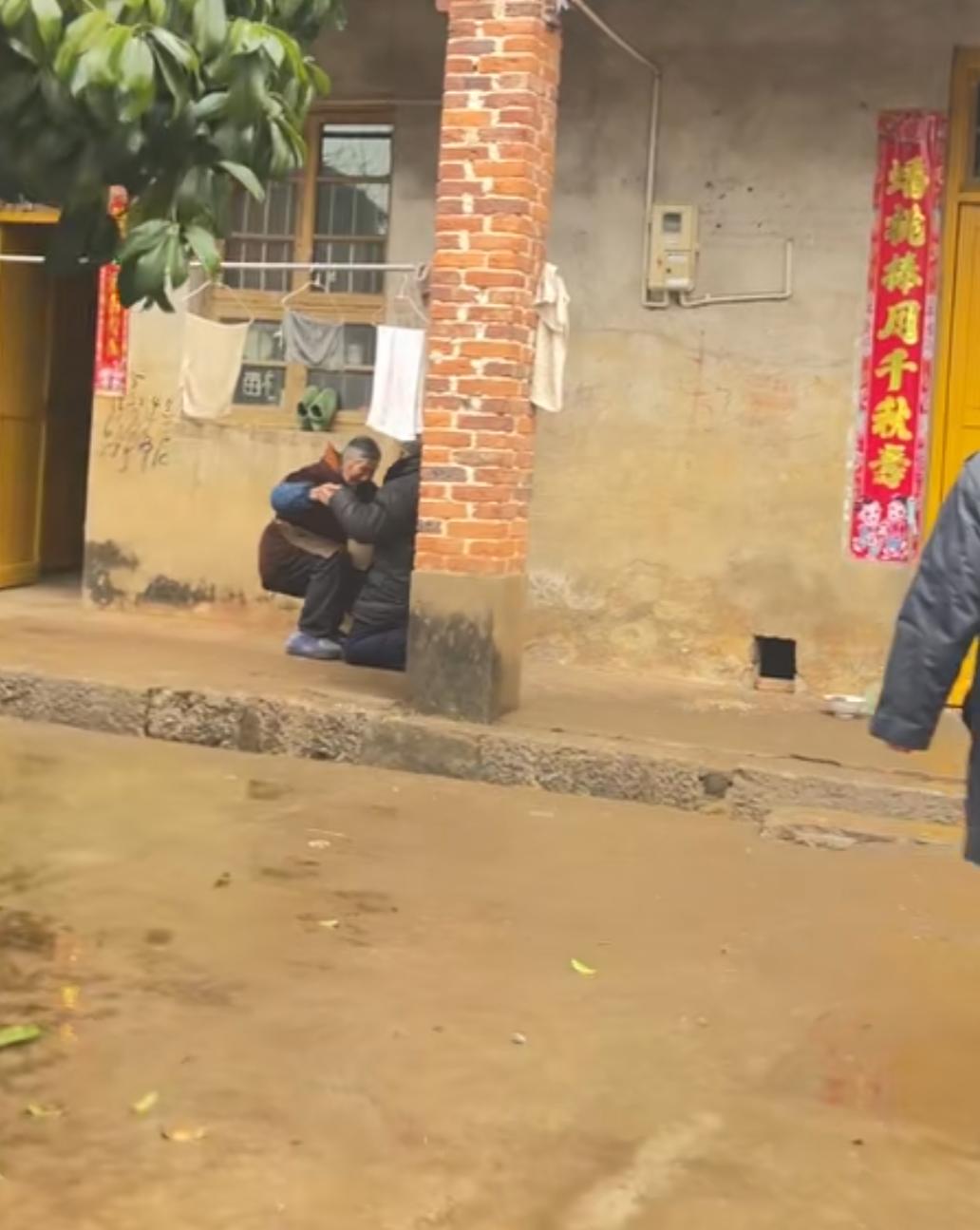 父母离世，子女不报丧亲戚：是人情淡薄还是尽孝方式的误解？
---
我爸走的那天，