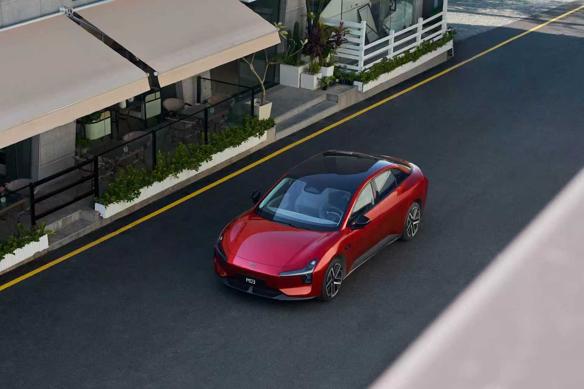 小鹏MONA M03新出了一款车厘子红配色，年底了有人能送我一亮红车开嘛～应个景