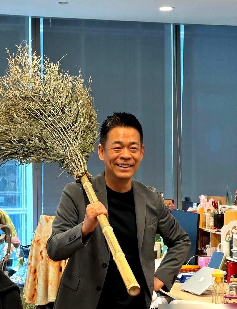 “合同里必须写上，给孙浩留个角色，不然我也不演。”

张嘉益把这句“霸王条款”写