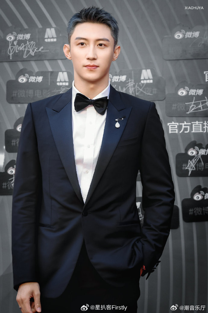 黄景瑜银发时隔多年重现银发，恍如隔世却依旧惊艳，硬朗五官搭配银灰发色，高级感瞬间