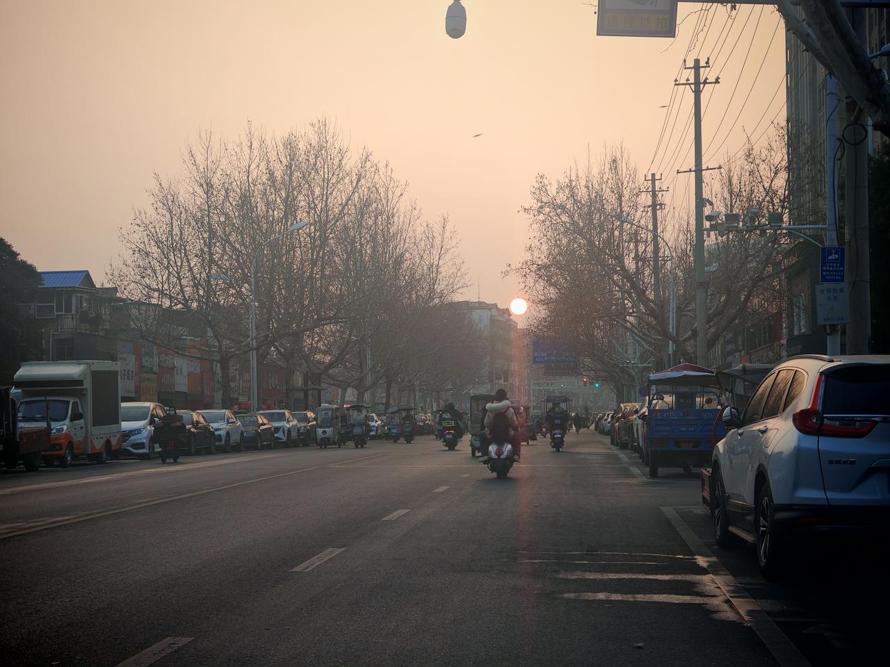 追着日出拍风景，这简直是极致的浪漫。我就常爬上高山去拍日出。清晨山间空气清新得像