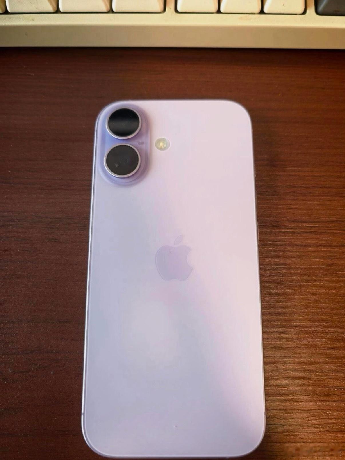 囤iPhone17的手机商亏惨了，感觉活该啊，一些价格就是被这样抬高的….. ​
