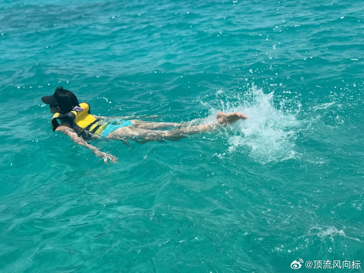 关晓彤，这下我是真信你和鹿晗分手了[捂嘴哭] ​​​