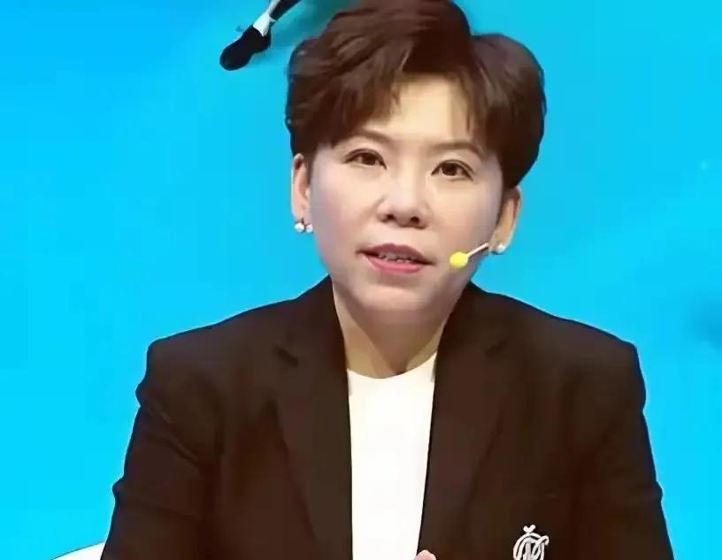 王曼昱首盘输球，马琳冲上去一把抱住她，全场没人看懂。邓亚萍一句话点透：这不是技术