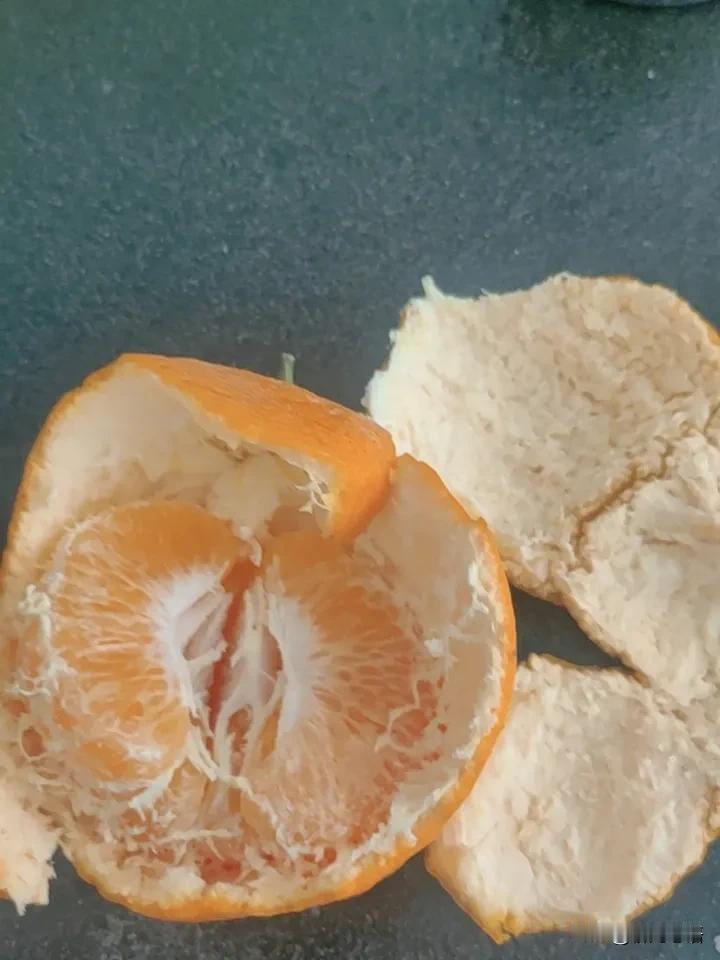 也不知道咋回事，现在的橘子个头咋这么大？也不知道这种水果是不是嫁接的，不过吃起来