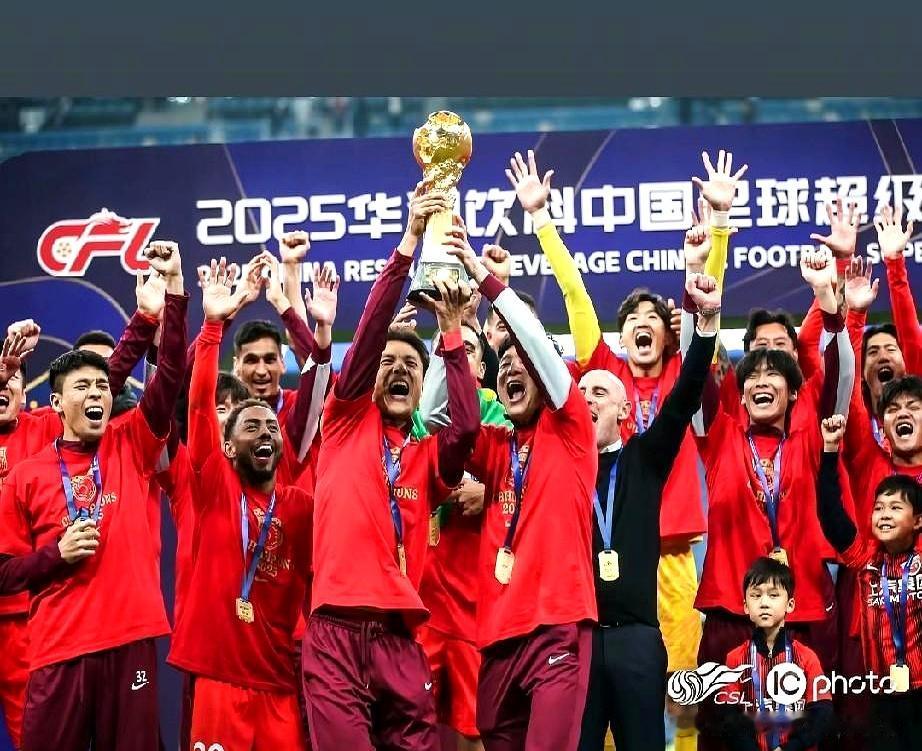 结果一出，评论区就炸锅了。很多人都在猜：如果换个球队夺冠，是不是也会像“火神杯”