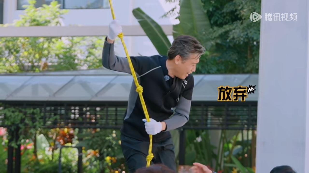 五哈乃文哥终于鼓起勇气荡过去了，一开始是真的怕，毕竟太高了，还有就是下面在晃动，